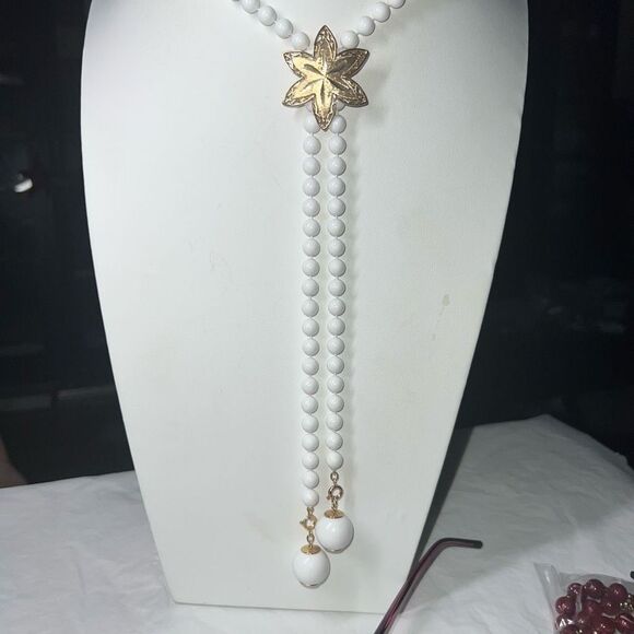 Sara Coventry Signed Vintage White Bead Gold Tone Floral MCM Y Necklace - Picture 1 of 8